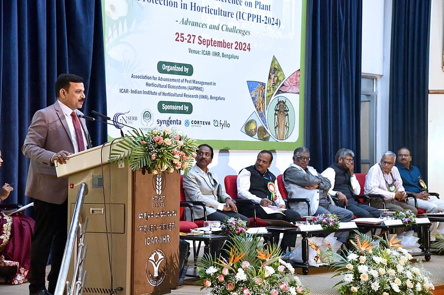 ಸಸ್ಯ ಸಂರಕ್ಷಣಾ ಅಂತರರಾಷ್ಟ್ರೀಯ ಸಮ್ಮೇಳನದಲ್ಲಿ ಎನ್ಬಿಎಐಆರ್ ನಿರ್ದೇಶಕ ಎಸ್.ಎನ್.ಸುಶೀಲ್ ಮಾತನಾಡಿದರು. ಸಮ್ಮೇಳನದ ಸಂಘಟನಾ ಕಾರ್ಯದರ್ಶಿ ವಿ.ಶ್ರೀಧರ್, ಐಐಎಚ್ಆರ್ ನಿರ್ದೇಶಕ ಟಿ.ಕೆ.ಬೆಹ್ರಾ, ವಿಜ್ಞಾನಿಗಳಾದ ಆರ್. ಸೆಲ್ವರಾಜನ್, ಎಸ್. ಶ್ರೀರಾಮ್ ಮತ್ತು ಪಿವಿಆರ್ ರೆಡ್ಡಿ ಭಾಗವಹಿಸಿದ್ದರು.