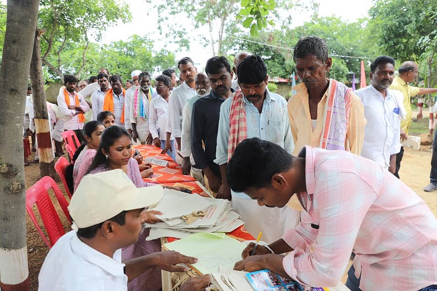 ರಾಯಚೂರಿನ ಕೃಷಿ ವಿಜ್ಞಾನಗಳ ವಿಶ್ವವಿದ್ಯಾಲಯದ ಆವರಣದಲ್ಲಿ ಆಯೋಜಿಸಿದ್ದ ಹಿಂಗಾರು ಬೀಜ ದಿನೋತ್ಸವದಲ್ಲಿ ಹೆಸರು ನೋಂದಣಿ ಮಾಡಿಕೊಳ್ಳಲು ಸರತಿ ಸಾಲಿನಲ್ಲಿ ನಿಂತಿದ್ದ ರೈತರು
