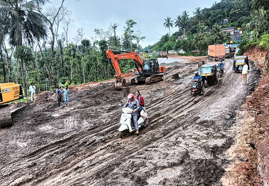 <div class="paragraphs"><p>ಸಕಲೇಶಪುರ ತಾಲ್ಲೂಕಿನ ಆನೆಮಹಲ್ ಬಳಿ ಬೆಂಗಳೂರು–ಮಂಗಳೂರು ರಾಷ್ಟ್ರೀಯ ಹೆದ್ದಾರಿ–75ರ ಅಧ್ವಾನ ಸ್ಥಿತಿ</p></div>