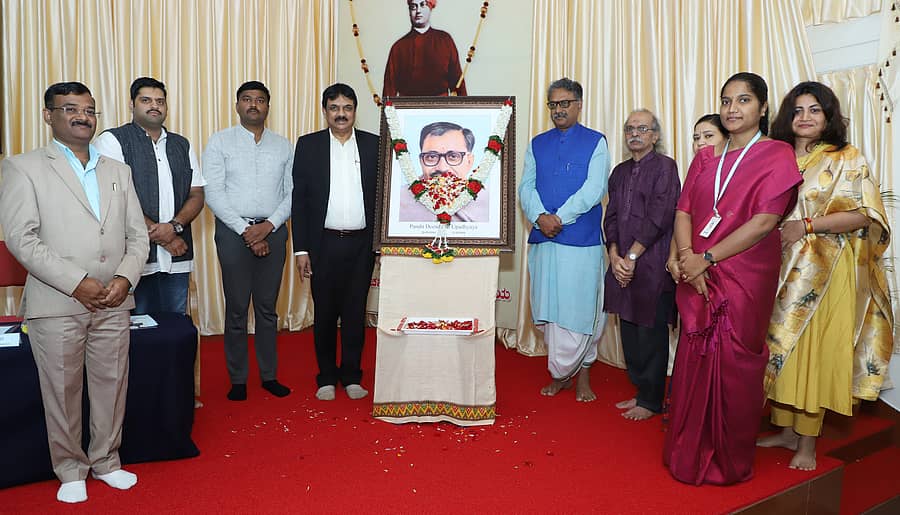 ಬೆಳಗಾವಿಯ ರಾಣಿ ಚನ್ನಮ್ಮ ವಿಶ್ವವಿದ್ಯಾಲಯದಲ್ಲಿ ಬುಧವಾರ ಪಂಡಿತ ದೀನದಯಾಳ ಉಪಾಧ್ಯಾಯ ಅವರ 108ನೇ ಜಯಂತಿ ಆಚರಿಸಲಾಯಿತು