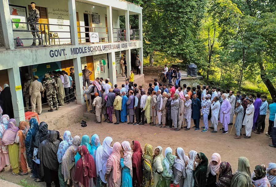ಜಮ್ಮು ಮತ್ತು ಕಾಶ್ಮೀರದಲ್ಲಿ ಬುಧವಾರ ನಡೆದ ಎರಡನೇ ಹಂತದ ಮತದಾನದ ವೇಳೆ ಪೂಂಛ್ ಜಿಲ್ಲೆಯ ಸುರಾನ್ಕೋಟ್ನ ಮತಗಟ್ಟೆಯಲ್ಲಿ ಕಂಡುಬಂದ ಚಿತ್ರಣ –ಪಿಟಿಐ ಚಿತ್ರ