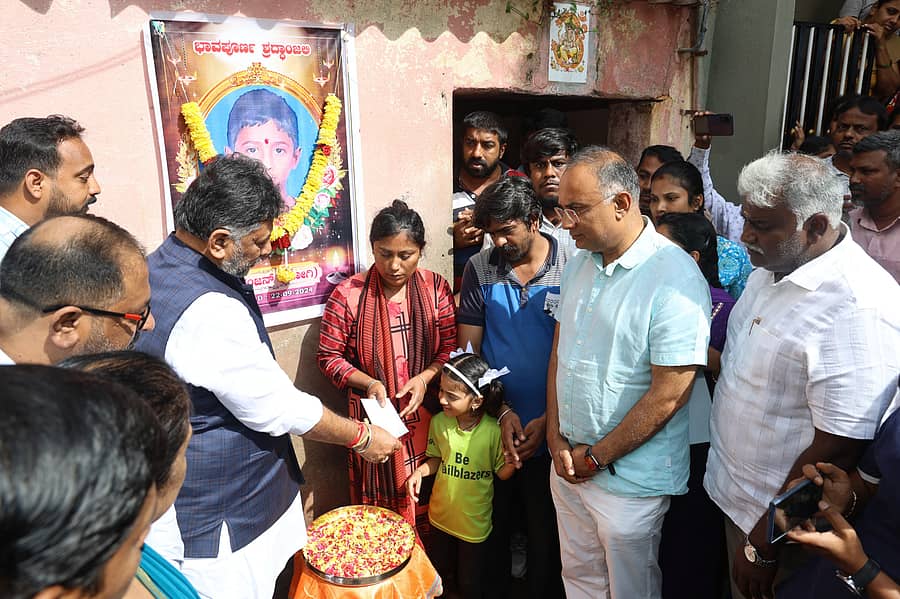 ಉಪ ಮುಖ್ಯಮಂತ್ರಿ ಡಿ.ಕೆ. ಶಿವಕುಮಾರ್ ಅವರು ಮೃತ ಬಾಲಕ ನಿರಂಜನ್ನ ತಂದೆ–ತಾಯಿಗೆ ಪರಿಹಾರದ ಚೆಕ್ ನೀಡಿದರು. ಸಚಿವ ದಿನೇಶ್ ಗುಂಡೂರಾವ್ ಉಪಸ್ಥಿತರಿದ್ದರು