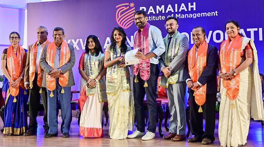 <div class="paragraphs"><p>ರಾಮಯ್ಯ ಇನ್‌ಸ್ಟಿಟ್ಯೂಟ್‌ ಆಫ್ ಮ್ಯಾನೇಜ್‌ಮೆಂಟ್‌ನ 28ನೇ ಪದವಿ ಪ್ರದಾನ ಕಾರ್ಯಕ್ರಮದಲ್ಲಿ ಟ್ಯಾಕ್ಸಿಫಾರ್‌ಶ್ಯೂರ್ ಮತ್ತು ಕೂ ಸಂಸ್ಥೆಯ ಸ್ಥಾಪಕ ಅಪ್ರಮೇಯ ರಾಧಾಕೃಷ್ಣ ಅವರು ಮನಿಷಾ ಎ. ಗೌಡ ಅವರಿಗೆ ಚಿನ್ನದ ಪದಕ ಮತ್ತು ಮೆರಿಟ್ ಪ್ರಮಾಣಪತ್ರ ಪ್ರದಾನ ಮಾಡಿದರು. </p></div>