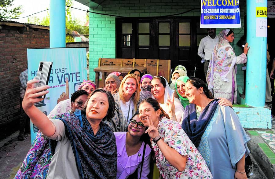 <div class="paragraphs"><p>ಚುನಾವಣೆ ಪ್ರಕ್ರಿಯೆ ವೀಕ್ಷಿಸಲು ಬುಧವಾರ ಜಮ್ಮು ಮತ್ತು ಕಾಶ್ಮೀರಕ್ಕೆ ಭೇಟಿ ನೀಡಿದ್ದ ವಿದೇಶಿ ರಾಯಭಾರಿಗಳ ನಿಯೋಗದ ಸದಸ್ಯರು ದಾಲ್ ಲೇಕ್ನ ಮತಗಟ್ಟೆಯಲ್ಲಿ ಸ್ಥಳೀಯರ ಜೊತೆ ಸೆಲ್ಫಿ ಕ್ಲಿಕ್ಕಿಸಿಕೊಂಡರು </p></div>