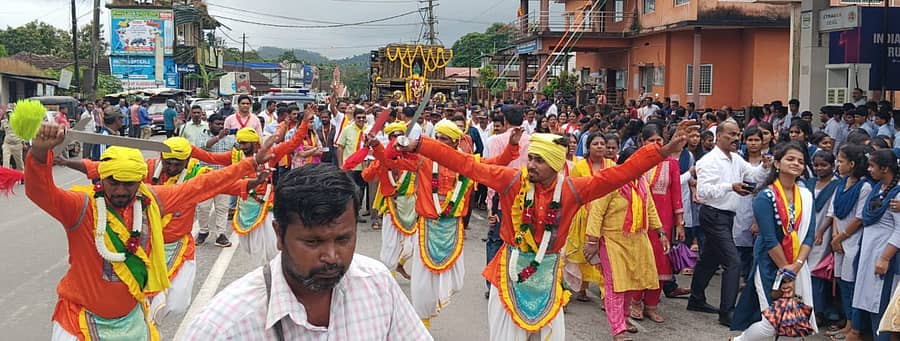 ಕೊಪ್ಪ ಪಟ್ಟಣಕ್ಕೆ ಆಗಮಿಸಿದ ಕನ್ನಡ ಜ್ಯೋತಿ ರಥಯಾತ್ರೆಯನ್ನು ಕಲಾ ತಂಡದ ಮೂಲಕ ಸ್ವಾಗತಿಸಲಾಯಿತು