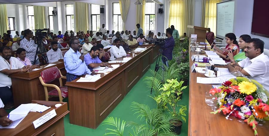 ಚಾಮರಾಜನಗರದ ಜಿಲ್ಲಾಡಳಿತ ಭವನದ ಕೆಡಿಪಿ ಸಭಾಂಗಣದಲ್ಲಿ ಸೋಮವಾರ ರಾಜ್ಯ ಗ್ಯಾರಂಟಿ ಯೋಜನೆಗಳ ಅನುಷ್ಠಾನ ಪ್ರಾಧಿಕಾರ (ಮೈಸೂರು ವಿಭಾಗ) ಉಪಾಧ್ಯಕ್ಷೆ ಪುಷ್ಪಾ ಅಮರನಾಥ್ ನೇತೃತ್ವದಲ್ಲಿ ಗ್ಯಾರಂಟಿ ಯೋಜನೆಗಳ ಪ್ರಗತಿ ಪರಿಶೀಲನಾ ಸಭೆ ನಡೆಯಿತು