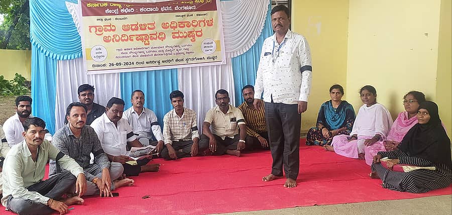 ಶಹಾಬಾದ್ ಗ್ರಾಮ ಆಡಳಿತ ಅಧಿಕಾರಿ ಸಂಘದ ವತಿಯಿಂದ ವಿವಿಧ ಬೇಡಿಕೆಗೆ ಆಗ್ರಹಿಸಿ ತಾಲ್ಲೂಕು ದಂಡಾಧಿಕಾರಿಗಳ ಕಚೇರಿ ಎದುರು ನೌಕರರು ಮುಷ್ಕರ ನಡೆಸಿದರು