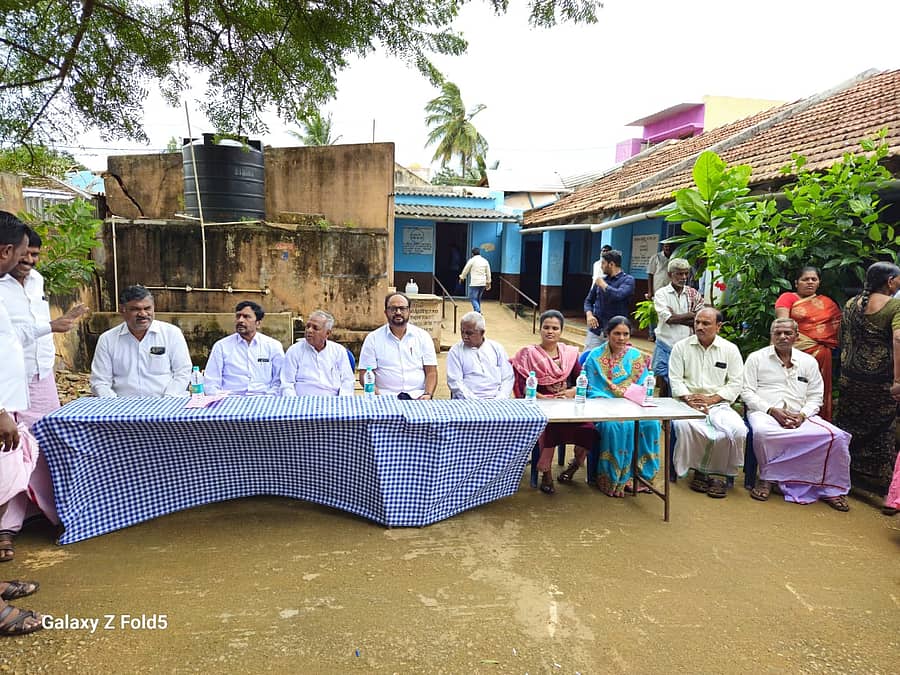 ಜಗಳೂರು ತಾಲ್ಲೂಕಿನ ಹೊಸಕೆರೆ ಗ್ರಾಮದಲ್ಲಿ ಗುರುವಾರ ಪ್ರೀತಿ ಆರೈಕೆ ಟ್ರಸ್ಟ್ ವತಿಯಿಂದ ನಡೆದ ಗುರುವಾರ ಆರೋಗ್ಯ ಜಾಗೃತಿ ಕಾರ್ಯಕ್ರಮದಲ್ಲಿ ಡಾ.ಟಿ.ಜಿ.ರವಿಕುಮಾರ್ ಭಾಗವಹಿಸಿದ್ದರು