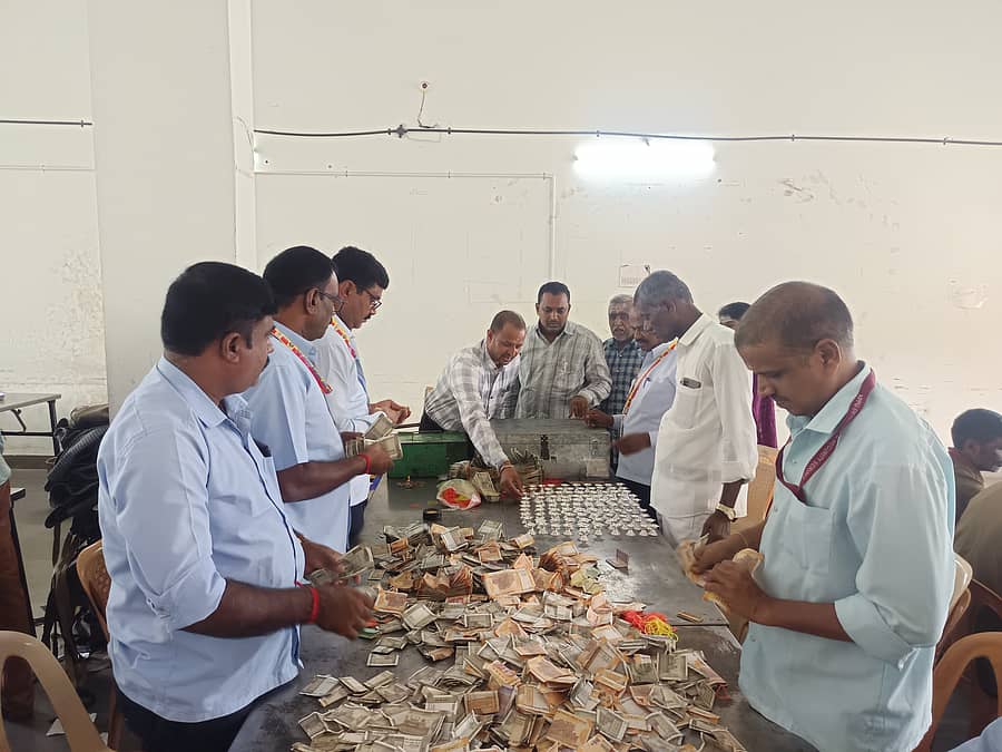 ಮಲೆಮಹದೇಶ್ವರ ಬೆಟ್ದ ಮಲೆಮಹದೇಶ್ವರ ಸ್ವಾಮಿ ದೇವಾಲಯದ ಹುಂಡಿಹುಂಡಿ ಎಣಿಕೆ ಕಾರ್ಯ ಗುರುವಾರ ನಡೆಯಿತು