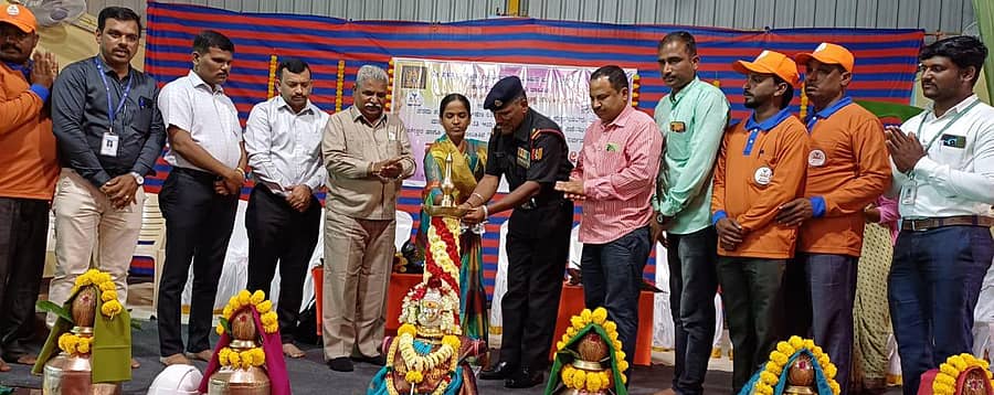 ಹುಕ್ಕೇರಿ ತಾಲ್ಲೂಕಿನ ನಿಡಸೋಸಿ ಮಠದ ಸಭಾ ಭವನದಲ್ಲಿ ನಡೆದ ಕಾರ್ಯಕ್ರಮವನ್ನು ಉಪಾಧ್ಯಕ್ಷೆ ಮದೀನಾ ಮಕಾಂದಾರ್ ಮತ್ತು ಸುಬೇದಾರ್ ಎಸ್.ಕೆ.ದೇಸಾಯಿ ಉದ್ಘಾಟಿಸಿದರು