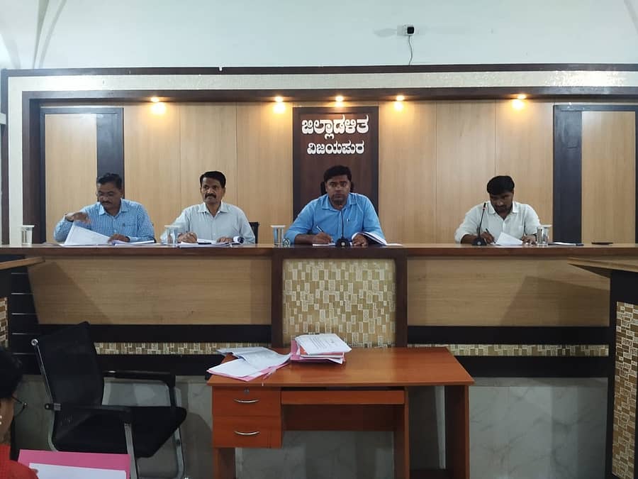 ವಿಜಯಪುರ ನಗರದ ಜಿಲ್ಲಾಧಿಕಾರಿ ಕಚೇರಿ ಸಭಾಂಗಣದಲ್ಲಿ ಮಂಗಳವಾರ ನಡೆದ ವಿಶೇಷ ಘಟಕ ಯೋಜನೆ ಹಾಗೂ ಗಿರಿಜನ ಉಪ ಯೋಜನೆಯ ಕಾರ್ಯಕ್ರಮಗಳ ಪ್ರಗತಿ ಪರಿಶೀಲನಾ ಸಭೆಯಲ್ಲಿ ಜಿಲ್ಲಾಧಿಕಾರಿ ಟಿ.ಭೂಬಾಲನ್‌ ಮಾತನಾಡಿದರು