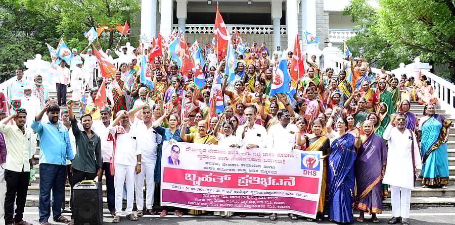 ಕಲಬುರಗಿಯಲ್ಲಿ ಗುರುವಾರ ದಲಿತ ಹಕ್ಕುಗಳ ಸಮಿತಿ, ದೇವದಾಸಿ ಮಹಿಳಾ ವಿಮೋಚನಾ ಸಂಘ ಹಾಗೂ ರಾಜ್ಯ ಮಸಣ ಕಾರ್ಮಿಕರ ಸಂಘದ ಮುಖಂಡರು ಪ್ರತಿಭಟನೆ ನಡೆಸಿದರು