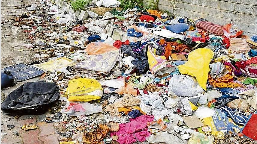 <div class="paragraphs"><p>ಶಿವಮೊಗ್ಗದ ರೈಲು ನಿಲ್ದಾಣ ಪಕ್ಕದ ಶೇಷಾದ್ರಿಪುರಂ ಬಡವಾಣೆಗೆ ಸಂಪರ್ಕ ಕಲ್ಪಿಸುವ ರಸ್ತೆ ಬದಿ ತ್ಯಾಜ್ಯ ಸುರಿದಿರುವುದು</p></div><div class="paragraphs"></div><div class="paragraphs"><p><br></p></div>