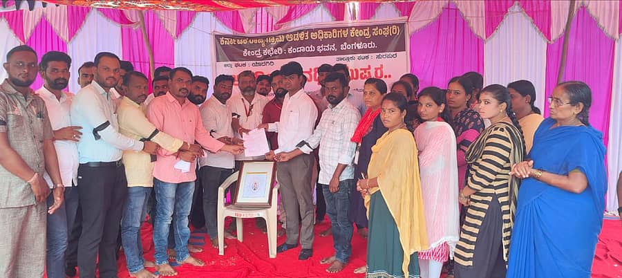 ಸುರಪುರದಲ್ಲಿ ಗುರುವಾರ ಕರ್ನಾಟಕ ರಾಜ್ಯ ಗ್ರಾಮ ಆಡಳಿತ ಅಧಿಕಾರಿಗಳು ಪ್ರತಿಭಟನೆ ನಡೆಸಿ ತಹಶೀಲ್ದಾರ್ ಎಚ್.ಎ. ಸರಕಾವಸ್ ಅವರಿಗೆ ಮನವಿ ಸಲ್ಲಿಸಿದರು