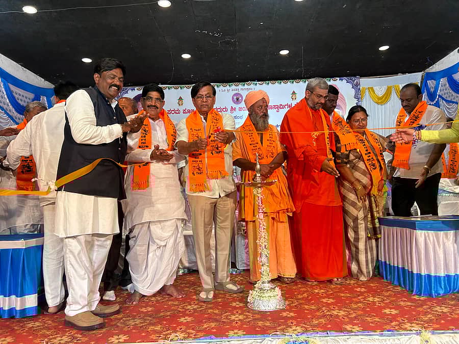 ಯಲಬುರ್ಗಾ ಪಟ್ಟಣದಲ್ಲಿ ಗುರುವಾರ ಹಮ್ಮಿಕೊಂಡಿದ್ದ ಜಿಲ್ಲಾಮಟ್ಟದ ಗಾಣಿಗ ಸಮಾಜದ ವಿದ್ಯಾರ್ಥಿಗಳ ಪ್ರತಿಭಾ ಪುರಸ್ಕಾರ ಕಾರ್ಯಕ್ರಮಕ್ಕೆ ಸಿಎಂ ಆರ್ಥಿಕ ಸಲಹೆಗಾರ ಬಸವರಾಜ ರಾಯರಡ್ಡಿ ಚಾಲನೆ ನೀಡಿದರು