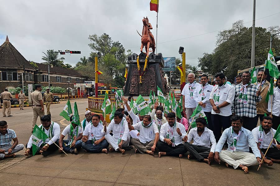 ಬೆಳಗಾವಿಯ ರಾಣಿ ಚನ್ನಮ್ಮನ ವೃತ್ತದಲ್ಲಿ ಜೆಡಿಎಸ್‌ ಕಾರ್ಯಕರ್ತರು ಗುರುವಾರ ಪ್ರತಿಭಟನೆ ನಡೆಸಿದರು   
