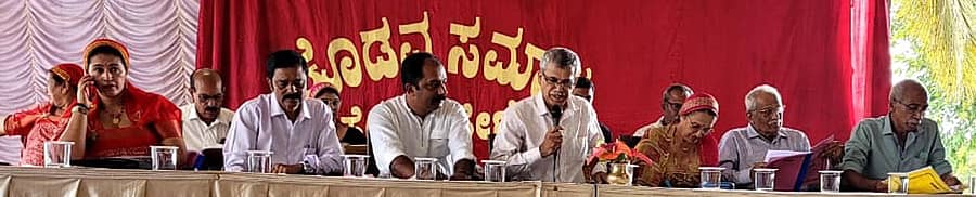 ಗೋಣಿಕೊಪ್ಪಲು ಬಳಿಯ ಪೊನ್ನಂಪೇಟೆ ಕೊಡವ ಸಮಾಜದ ಮಹಾಸಭೆಯು ಅಧ್ಯಕ್ಷ ಕಾಳಿಮಾಡ ಮೋಟಯ್ಯ ಅವರ ಅಧ್ಯಕ್ಷತೆಯಲ್ಲಿ ಜರುಗಿತು