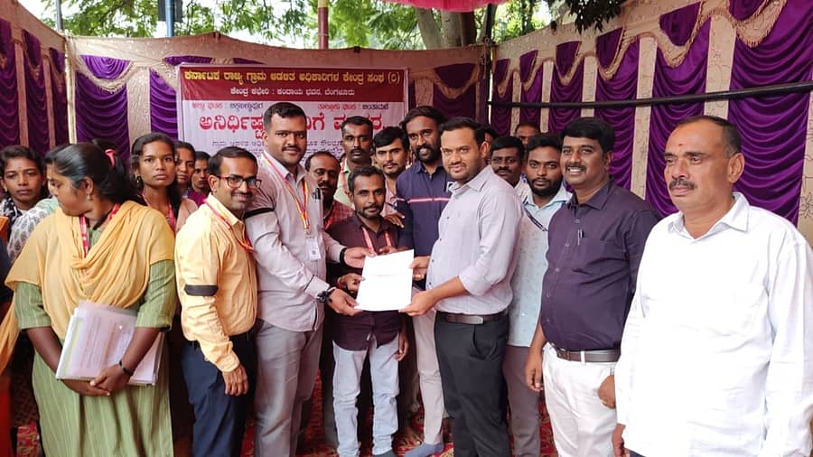 ಚಿಂತಾಮಣಿಯಲ್ಲಿ ಗ್ರಾಮ ಆಡಳಿತಾಧಿಕಾರಿಗಳು ತಮ್ಮ ಬೇಡಿಕೆಗಳನ್ನು ಈಡೇರಿಸುವಂತೆ ಒತ್ತಾಯಿಸಿ ತಹಶೀಲ್ದಾರ್ ಮೂಲಕ ಸರ್ಕಾರಕ್ಕೆ ಮನವಿ ಸಲ್ಲಿಸಿದರು 