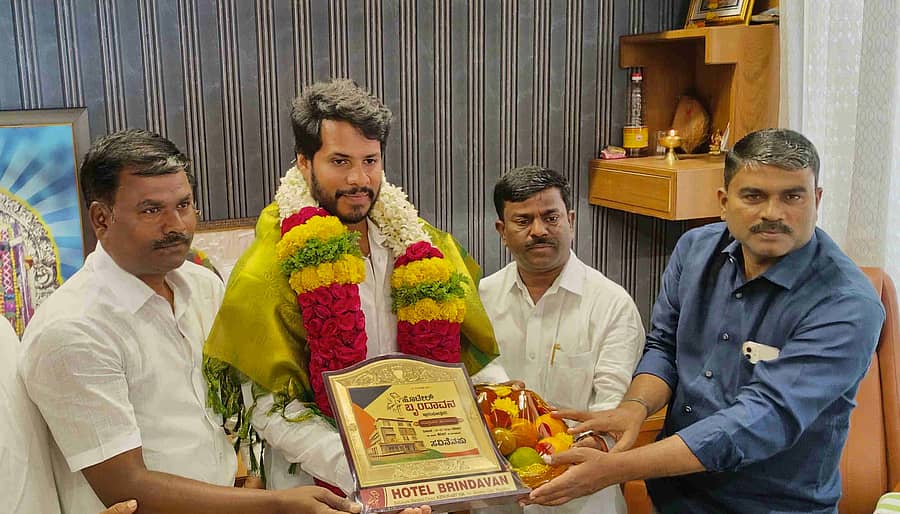 <div class="paragraphs"><p>ಕೆರೂರ ಜೆಡಿಎಸ್ ಕಾರ್ಯಕರ್ತರು ರಾಜ್ಯ ಯುವ ಘಟಕದ ಅಧ್ಯಕ್ಷ ನಿಖಿಲ್ ಕುಮಾರಸ್ವಾಮಿ ಅವರನ್ನು ಸನ್ಮಾನಿಸಿದರು</p></div>