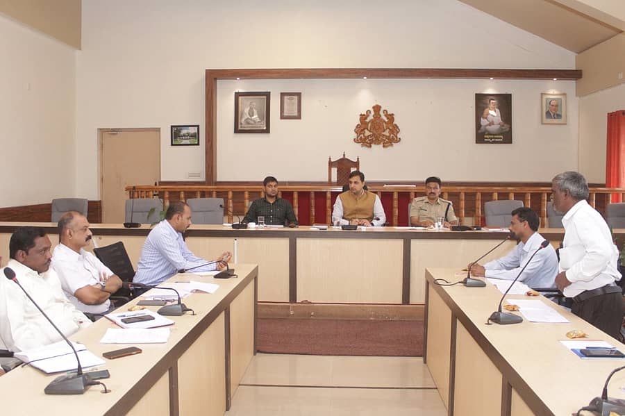 ಜಿಲ್ಲಾಧಿಕಾರಿ ವೆಂಕಟ್ ರಾಜಾ ಅವರು ಬುಧವಾರ ಅನುಸೂಚಿತ ಜಾತಿ, ಅನುಸೂಚಿತ ಪಂಗಡಗಳ ದೌರ್ಜನ್ಯ ನಿಯಂತ್ರಣ ಸಂಬಂಧ ರಚಿಸಲಾಗಿರುವ ಜಿಲ್ಲಾ ಜಾಗೃತಿ ಮತ್ತು ಉಸ್ತುವಾರಿ ಸಮಿತಿ ಸಭೆ ನಡೆಸಿದರು.