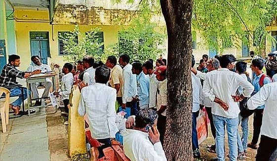 <div class="paragraphs"><p>ಕಲಬುರಗಿಯ ಚಂದ್ರಶೇಖರ ಪಾಟೀಲ ಕ್ರೀಡಾಂಗಣ ಸಮೀಪದ ಜಿಲ್ಲಾ ಮಕ್ಕಳ ರಕ್ಷಣಾ ಘಟಕದ ಕಚೇರಿಯಲ್ಲಿ ಅರ್ಜಿ ಪಡೆಯಲು ಸರದಿ ಸಾಲಿನಲ್ಲಿ ನಿಂತ ಜನ</p><p></p></div>