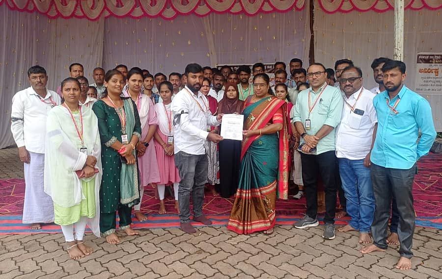 ವಿವಿಧ ಬೇಡಿಕೆ ಆಗ್ರಹಿಸಿ ಕಂದಾಯ ನೌಕರರು ಸೊರಬ ತಹಶೀಲ್ದಾರ್ ಮಂಜುಳಾ ಹೆಗಡಾಳ್ ಅವರಿಗೆ ಮನವಿ ಸಲ್ಲಿಸಿದರು