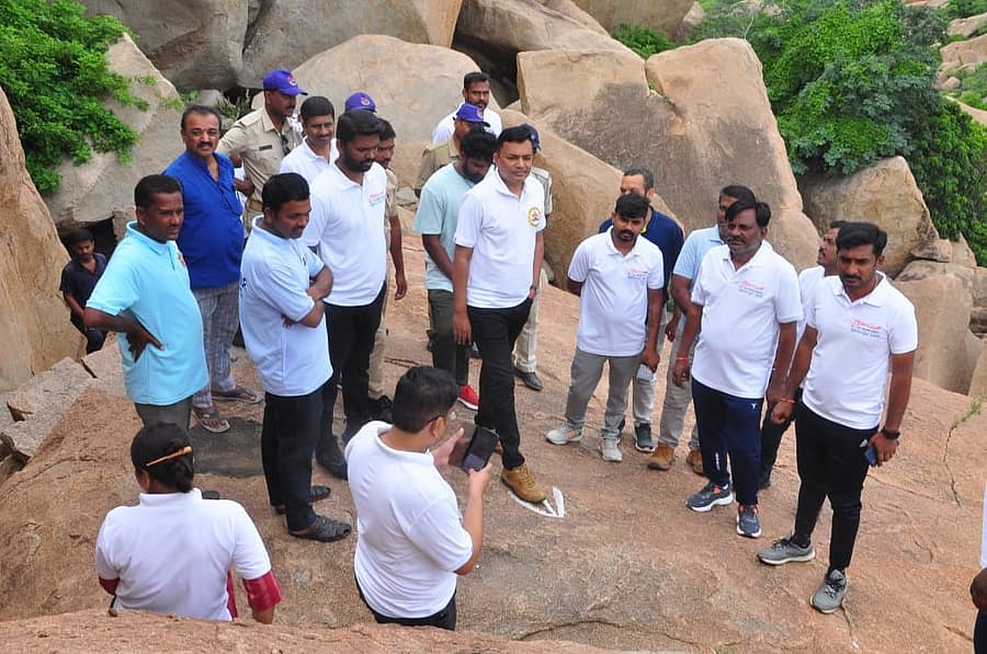 ವಿಶ್ವ ಪ್ರವಾಸೋದ್ಯಮ ದಿನದ ಪ್ರಯುಕ್ತ ಗುರುವಾರ ಜಿಲ್ಲಾಧಿಕಾರಿ ಎಂ.ಎಸ್.ದಿವಾಕರ್ ನೇತೃತ್ವದಲ್ಲಿ ಹಿರಿಯ ಅಧಿಕಾರಿಗಳು ಹಂಪಿಯ ಮಾತಂಗ ಬೆಟ್ಟಕ್ಕೆ ಪಾರಂಪರಿಕ ನಡಿಗೆ ಕೈಗೊಂಡರು