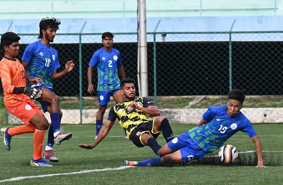 ಎಫ್ಸಿ ಅಗ್ನಿಪುತ್ರ ತಂಡದ ಅಜ್ಫರ್ ಮೂರಾನಿ (ಹಳದಿ) ಮತ್ತು ಪರಿಕ್ರಮ ಎಫ್ಸಿ ತಂಡದ ರಿನ್ಸೋ ಶೈಜಾ (ನೀಲಿ) ಅವರು ಚೆಂಡಿಗಾಗಿ ಪೈಪೋಟಿ ನಡೆಸಿದರು – ಪ್ರಜಾವಾಣಿ ಚಿತ್ರ: ಬಿ.ಕೆ. ಜನಾರ್ದನ್