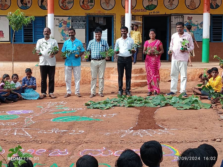 ಅಮೀನಗಡ ಸಮೀಪದ ಹೊನ್ನರಹಳ್ಳಿ ಸರ್ಕಾರಿ ಪ್ರಾಥಮಿಕ ಶಾಲೆಯಲ್ಲಿ ಬುಧವಾರ ಗೋ ಗ್ರೀನ್ ಕಾರ್ಯಕ್ರಮ ನಡೆಯಿತು