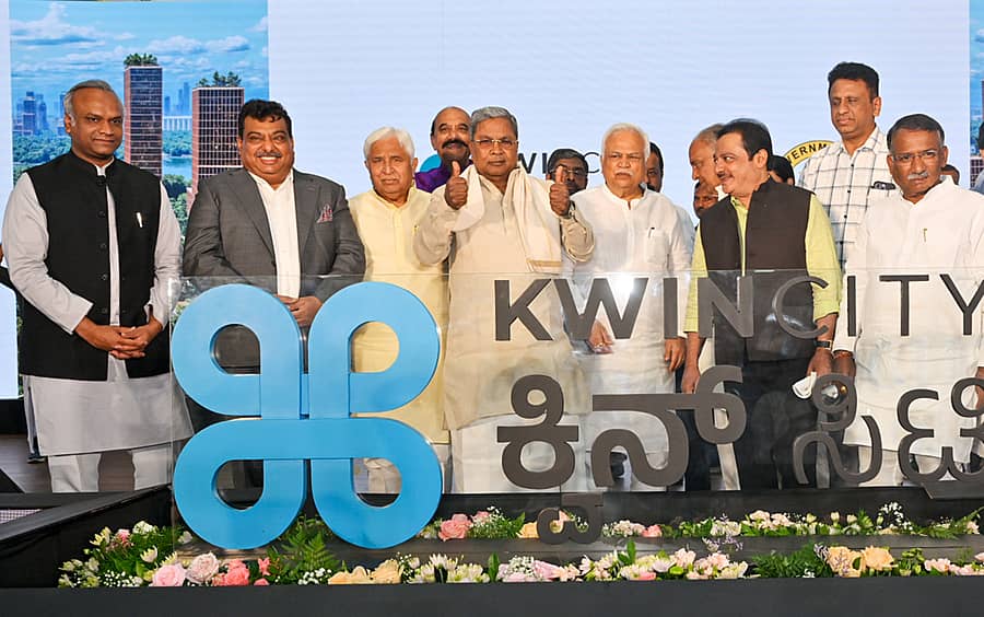 ಮುಖ್ಯಮಂತ್ರಿ ಸಿದ್ದರಾಮಯ್ಯ ‘ಕ್ವಿನ್ ಸಿಟಿ’ ನಿರ್ಮಾಣಕ್ಕೆ ವಿಧಾನಸೌಧದಲ್ಲಿ ಗುರುವಾರ ಚಾಲನೆ ನೀಡಿದರು. ಸಚಿವರಾದ ಪ್ರಿಯಾಂಕ್ ಖರ್ಗೆ, ಎಂ.ಬಿ. ಪಾಟೀಲ, ಎಚ್.ಕೆ. ಪಾಟೀಲ, ರಾಜ್ಯ ಆಡಳಿತ ಸುಧಾರಣಾ ಆಯೋಗದ ಅಧ್ಯಕ್ಷ ಆರ್.ವಿ. ದೇಶಪಾಂಡೆ, ಸಚಿವರಾದ ಜಮೀರ್ ಅಹಮದ್ ಖಾನ್, ಎಂ.ಸಿ. ಸುಧಾಕರ್, ಆರ್.ಬಿ. ತಿಮ್ಮಾಪೂರ ಭಾಗವಹಿಸಿದ್ದರು.