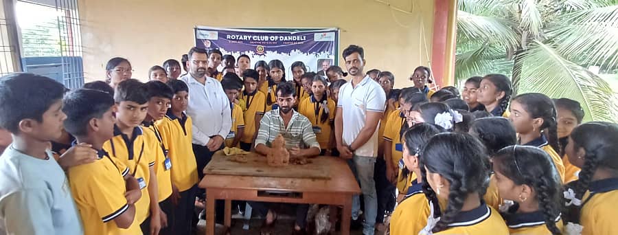 ದಾಂಡೇಲಿಯ ರೋಟರಿ ಕ್ಲಬ್ ವತಿಯಿಂದ ವಿದ್ಯಾರ್ಥಿಗಳಿಗೆ ಮಣ್ಣಿನ ಗಣೇಶ ಮೂರ್ತಿ ತಯಾರಿಕಾ ಕಾರ್ಯಾಗಾರ ನಡೆಯಿತು 