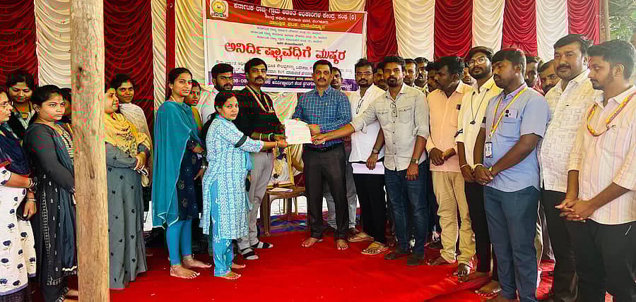 ಕರ್ನಾಟಕ ರಾಜ್ಯ ಗ್ರಾಮ ಆಡಳಿತ ಅಧಿಕಾರಿಗಳ ಕೇಂದ್ರ ಸಂಘ ರಾಣೆಬೆನ್ನೂರು ತಾಲ್ಲೂಕು ಘಟಕದ ಗ್ರಾಮ ಲೆಕ್ಕಾಧಿಕಾರಿಗಳು ಗ್ರಾಮ ಆಡಳಿತ ಆಧಿಕಾರಿಗಳ ಸಮಸ್ಯೆಗಳು ಹಾಗೂ ವಿವಿಧ ಬೇಡಿಕೆಗಳನ್ನು ಈಡೇರಿಸಬೇಕೆಂದು ಪ್ರತಿಭಟನೆ ನಡೆಸಿ ತಹಶೀಲ್ದಾರ ಆರ್.ಎಚ್. ಭಾಗವಾನ್ ಅವರಿಗೆ ಮನವಿ ಸಲ್ಲಿಸಿದರು