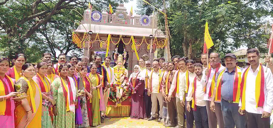 ತಿಳವಳ್ಳಿ ಗ್ರಾಮಕ್ಕೆ ಗುರುವಾರ ಆಗಮಿಸಿದ ಕನ್ನಡಾಂಬೆ ಜ್ಯೋತಿಯನ್ನು ಹೊತ್ತು ಬಂದ ರಥಕ್ಕೆ ತಿಳವಳ್ಳಿ ಗ್ರಾಮ ಪಂಚಾಯ್ತಿ, ಕಸಪಾ ಗ್ರಾಮ ಘಟಕ ಹಾಗೂ ಸಾರ್ವಜನಿಕರು ಅದ್ದೂರಿಯಾಗಿ ಬರಮಾಡಿಕೊಂಡರು.