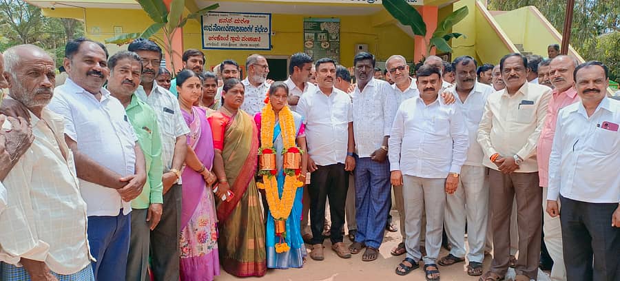 ಮಾಗಡಿ ತಾಲ್ಲೂಕಿನ ಅಗಲಕೋಟೆ ಗ್ರಾ.ಪಂ.ನೂತನ ಅಧ್ಯಕ್ಷರಾಗಿ ಅವಿರೋಧವಾಗಿ ಆಯ್ಕೆಯಾದ ಸುಮಿತ್ರಮ್ಮ ಲಿಂಗೇಶ್ ರವರನ್ನು ಮುಖಂಡರು ಅಭಿನಂದಿಸಿದರು.