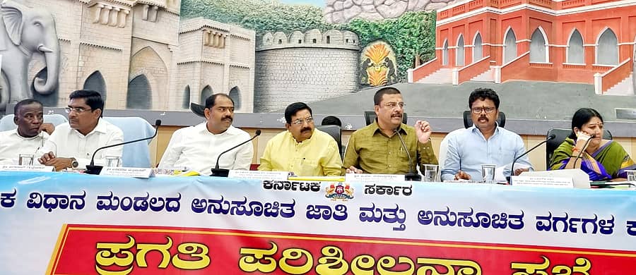 ರಾಯಚೂರಲ್ಲಿ ಗುರುವಾರ ನಡೆದ ಪರಿಶಿಷ್ಟ ಜಾತಿ ಮತ್ತು ಪರಿಶಿಷ್ಟ ಪಂಗಡದ ಸಮುದಾಯದವರ ಅಭಿವೃದ್ಧಿ, ಕಲ್ಯಾಣ, ಏಳಿಗೆಗೆ ವಿವಿಧ ಇಲಾಖೆಗಳು ಹಮ್ಮಿಕೊಂಡಿರುವ ಕಾರ್ಯಕ್ರಮಗಳು ಹಾಗೂ ಯೋಜನೆಗಳ ಕುರಿತ ಪ್ರಗತಿ ಪರಿಶೀಲನಾ ಸಭೆಯಲ್ಲಿ ಕರ್ನಾಟಕ ವಿಧಾನಮಂಡಲದ ಅನುಸೂಚಿತ ಜಾತಿ ಮತ್ತು ಅನುಸೂಚಿತ ಪಂಗಡಗಳ ಕಲ್ಯಾಣ ಸಮಿತಿಯ ಅಧ್ಯಕ್ಷ ಪಿ.ಎಂ.ನರೇಂದ್ರಸ್ವಾಮಿ ಮಾತನಾಡಿದರು