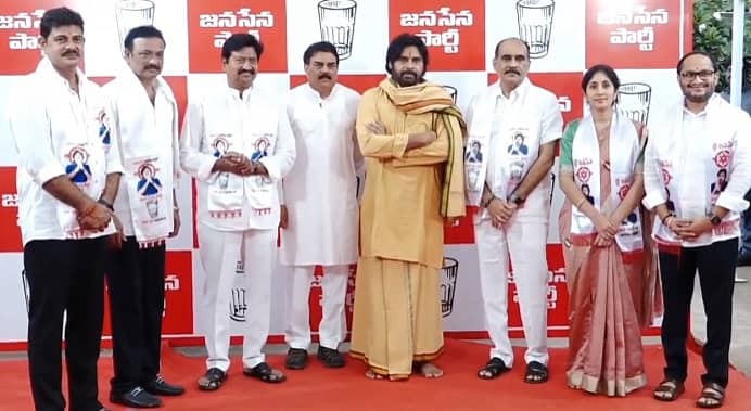 <div class="paragraphs"><p>ವೈಎಸ್ಆರ್ಸಿಪಿ ನಾಯಕರು ಪವನ್ ಕಲ್ಯಾಣ್ ಅವರ ಸಮ್ಮುಖದಲ್ಲಿ ಜನಸೇನಾ ಪಕ್ಷಕ್ಕೆ ಸೇರ್ಪಡೆಯಾದರು</p></div>