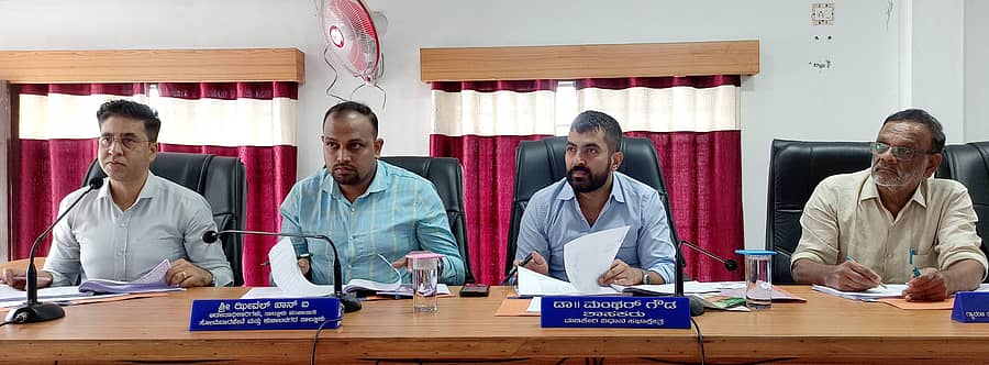 ಸೋಮವಾರಪೇಟೆ ತಾಲ್ಲೂಕು ಪಂಚಾಯಿತಿ ಸಭಾಂಗಣದಲ್ಲಿ ತಾಲ್ಲೂಕು ಪಂಚಾಯಿತಿ ತ್ರೈಮಾಸಿಕ ಸಭೆ ಶಾಸಕ ಡಾ. ಮಂತರ್ ಗೌಡ ಅವರ ಅಧ್ಯಕ್ಷತೆಯಲ್ಲಿ ಶುಕ್ರವಾರ ನಡೆಯಿತು.