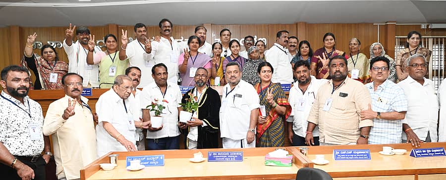 <div class="paragraphs"><p>ದಾವಣಗೆರೆ ಮಹಾನಗರ ಪಾಲಿಕೆಯಲ್ಲಿ ಶುಕ್ರವಾರ ನಡೆದ ಮೇಯರ್ ಹಾಗೂ ಉಪಮೇಯರ್ ಚುನಾವಣೆಯಲ್ಲಿ ಗೆಲುವು ಸಾಧಿಸಿದ ಕಾಂಗ್ರೆಸ್ ಅಭ್ಯರ್ಥಿಗಳಾದ ಚಮನ್ಸಾಬ್ ಮತ್ತು ಸೋಗಿ ಶಾಂತಕುಮಾರ್ ಅವರನ್ನು ಶಾಸಕ ಶಾಮನೂರು ಶಿವಶಂಕರಪ್ಪ ಅಭಿನಂದಿಸಿದರು </p></div>