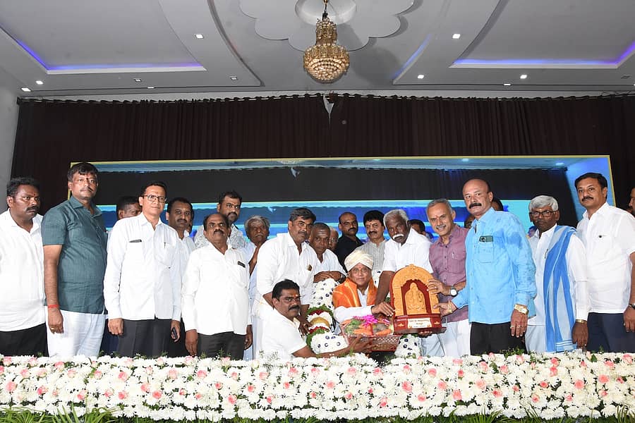 ತುಮಕೂರಿನಲ್ಲಿ ಶುಕ್ರವಾರ ತಿಗಳ ಸಮಾಜದವರು ಹಮ್ಮಿಕೊಂಡಿದ್ದ ಕಾರ್ಯಕ್ರಮದಲ್ಲಿ ರೈಲ್ವೆ ಖಾತೆ ರಾಜ್ಯ ಸಚಿವ ವಿ.ಸೋಮಣ್ಣ ಅವರನ್ನು ಅಭಿನಂದಿಸಲಾಯಿತು. ಶಾಸಕರಾದ ಜಿ.ಬಿ.ಜ್ಯೋತಿಗಣೇಶ್, ಬಿ.ಸುರೇಶ್‌ಗೌಡ, ಸಮುದಾಯದ ಮುಖಂಡರಾದ ಟಿ.ಎಲ್.ಕುಂಭಯ್ಯ, ಟಿ.ಕೆ.ನರಸಿಂಹಮೂರ್ತಿ, ಹನುಮಂತರಾಜು, ಗಂಗಹನುಮಯ್ಯ, ದಾಸೇಗೌಡ ಇತರರು ಉಪಸ್ಥಿತರಿದ್ದರು