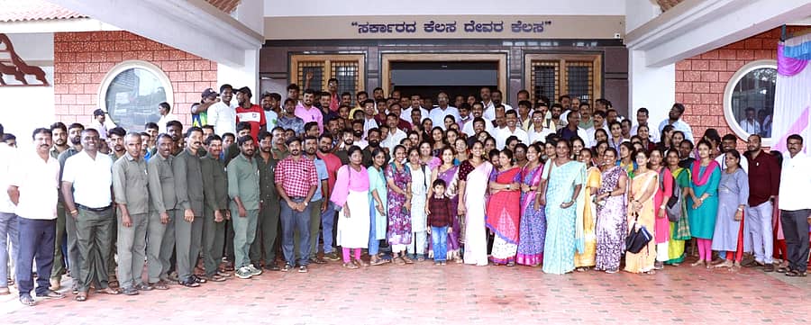 ತಹಶೀಲ್ದಾರ್ ಪ್ರದೀಪ್ ಅವರಿಗೆ ಹಳೆ ಪಿಂಚಣಿ ಯೋಜನೆ ಜಾರಿಗೆ ಮನವಿ ನೀಡಲಾಯಿತು