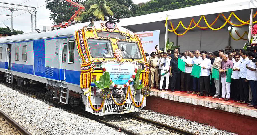 ತುಮಕೂರು ರೈಲು ನಿಲ್ದಾಣದಲ್ಲಿ ಶುಕ್ರವಾರ ತುಮಕೂರು– ಯಶವಂತಪುರ ನಡುವಿನ ಹೊಸ ಮೆಮು ರೈಲು ಸಂಚಾರಕ್ಕೆ ರೈಲ್ವೆ ಖಾತೆ ರಾಜ್ಯ ಸಚಿವ ವಿ.ಸೋಮಣ್ಣ ಹಸಿರು ನಿಶಾನೆ ತೋರಿದರು. ಜೆಡಿಎಸ್ ಶಾಸಕಾಂಗ ಪಕ್ಷದ ನಾಯಕ ಸಿ.ಬಿ.ಸುರೇಶ್ಬಾಬು, ಶಾಸಕರಾದ ಜಿ.ಬಿ.ಜ್ಯೋತಿಗಣೇಶ್, ಬಿ.ಸುರೇಶ್ಗೌಡ, ಎಂ.ಟಿ.ಕೃಷ್ಣಪ್ಪ ಇತರರು ಭಾಗವಹಿಸಿದ್ದರು