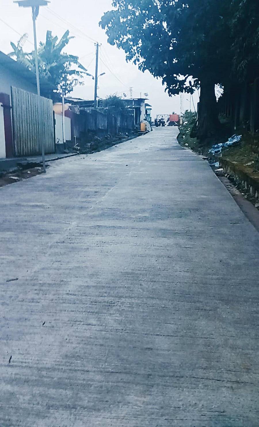 ಗೋಣಿಕೊಪ್ಪಲಿನ ದಸರಾ ಮೈದಾನಕ್ಕೆ ಹೋಗುವ ರಸ್ತೆಯನ್ನು ಕಾಂಕ್ರಿಟ್ನಿಂದ ನಿರ್ಮಿಸಲಾಗಿದೆ.