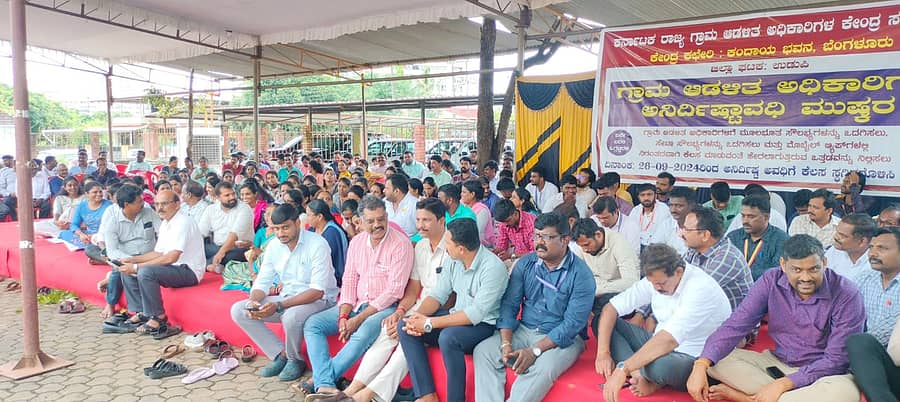 ವಿವಿಧ ಬೇಡಿಕೆಗಳ ಈಡೇರಿಕೆಗೆ ಆಗ್ರಹಿಸಿ ಗ್ರಾಮ ಆಡಳಿತಾಧಿಕಾರಿಗಳು ಶುಕ್ರವಾರ ಮಣಿಪಾಲದ ರಜತಾದ್ರಿಯ ಜಿಲ್ಲಾಧಿಕಾರಿ ಕಚೇರಿ ಮುಂಭಾಗದಲ್ಲಿ ಅನಿರ್ದಿಷ್ಟಾವಧಿ ಮುಷ್ಕರ ನಡೆಸಿದರು