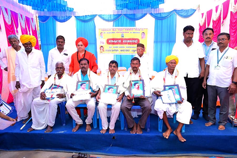 ನಾಲತವಾಡ ಸಮೀಪದ ನಾಗಬೇನಾಳ ಪ್ರಾಥಮಿಕ ಕೃಷಿ ಪತ್ತಿನ ಸಹಕಾರಿ ಸಂಘದ ವಾರ್ಷಿಕ ಸರ್ವ ಸಾಧಾರಣ ಸಭೆಯಲ್ಲಿ ಉತ್ತಮ ಗ್ರಾಹಕರನ್ನು ಸನ್ಮಾನಿಸಲಾಯಿತು