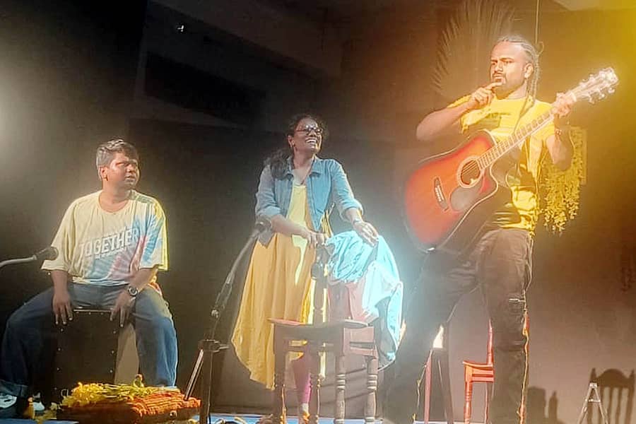 ಮರಿಯಮ್ಮನಹಳ್ಳಿಯ ದುರ್ಗಾದಾಸ್ ರಂಗಮಂದಿರದಲ್ಲಿ ನಡೆದ ಸಮಾರಂಭದಲ್ಲಿ ಬೆಂಗಳೂರಿನ ಜಂಗಮ ಕಲೆಕ್ಟಿವ್ ಸಂಘಟನೆಯ ಕಲಾವಿದರು ಪ್ರದರ್ಶಿಸಿದ ‘ಬಾಬ್ ಮಾರ್ಲಿ ಫ್ರಂ ಕೋಡಿಹಳ್ಳಿ’ ನಾಟಕದ ದೃಶ್ಯ