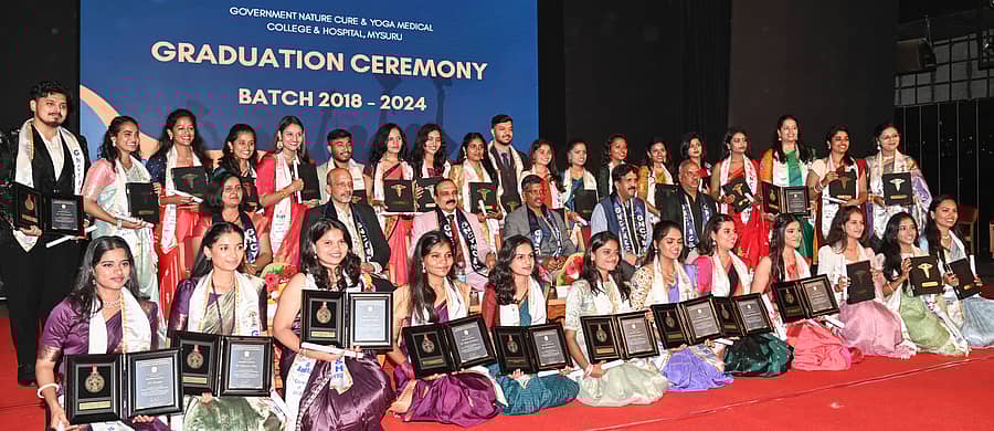 ಸರ್ಕಾರಿ ಪ್ರಕೃತಿ ಚಿಕಿತ್ಸೆ ಮತ್ತು ಯೋಗ ಮಹಾವಿದ್ಯಾಲಯ ಹಾಗೂ ಆಸ್ಪತ್ರೆಯ 13ನೇ ಪದವಿ ಪ್ರದಾನ ಸಮಾರಂಭದಲ್ಲಿ ಪದವಿ ಪಡೆದ ವಿದ್ಯಾರ್ಥಿಗಳೊಂದಿಗೆ ಡಾ. ಶ್ರೀನಿವಾಸಲು, ಡಾ.ರಾಘವೇಂದ್ರ ರಾವ್, ಡಾ.ಕೆ.ಎಸ್. ರಾಧಾಕೃಷ್ಣ ರಾಮರಾವ್, ಸಹಾಯಕ ಪ್ರಾಧ್ಯಾಪಕರಾದ ಅನಿತಾ, ಕೆಂಪೇಗೌಡ ಪಾಲ್ಗೊಂಡಿದ್ದರು –ಪ್ರಜಾವಾಣಿ ಚಿತ್ರ