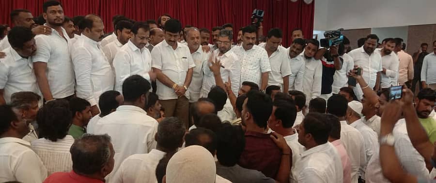 <div class="paragraphs"><p>ಜಿಲ್ಲಾ ಕಾಂಗ್ರೆಸ್ ಸಭೆಯಲ್ಲಿ ಮಾಜಿ ಸಚಿವ ಕೆ.ಆರ್.ರಮೇಶ್ ಕುಮಾರ್ ಬೆಂಬಲಿಗರು ಗದ್ದಲ ಎಬ್ಬಿಸಿದರು. </p></div>