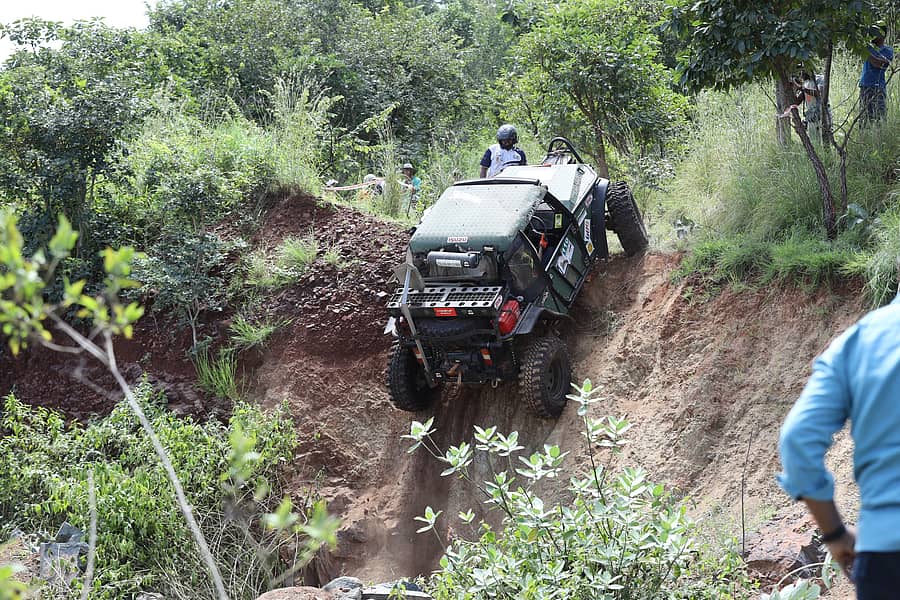 ಹೊಸಪೇಟೆ ಸಮೀಪದ ರಾಜಾಪುರ ಬೆಟ್ಟದಲ್ಲಿ ಶನಿವಾರ ಕಡಿದಾದ ಬೆಟ್ಟವನ್ನು ಹಿಮ್ಮುಖ ಚಲನೆಯಲ್ಲಿ ಇಳಿದ ಪ್ರೊ ಮಾಡಿಫೈಡ್‌ ವಾಹನ
–ಪ್ರಜಾವಾಣಿ ಚಿತ್ರ/ ಲವ ಕೆ.
