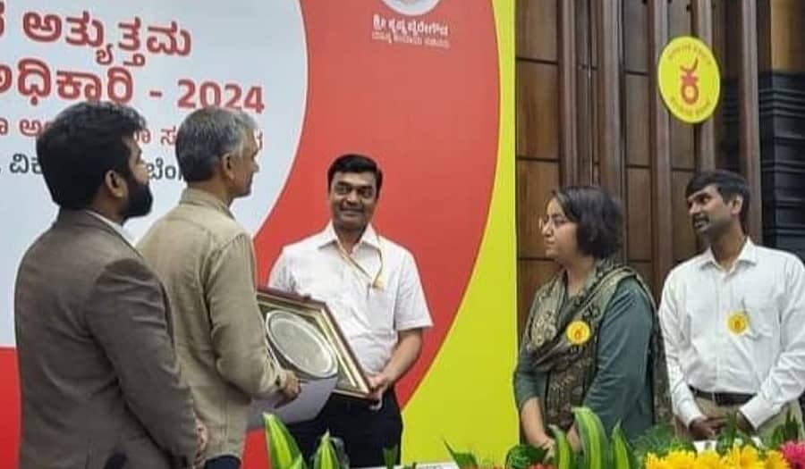 ಬೆಳಗಾವಿಯ ನಿಂಗನಗೌಡ ಚನಬಸನಗೌಡರ ಅವರಿಗೆ ಸಚಿವ ಕೃಷ್ಣ ಬೈರೇಗೌಡ ಅವರು ಬೆಂಗಳೂರಿನಲ್ಲಿ ಶುಕ್ರವಾರ  ‘ಅತ್ಯುತ್ತಮ ಕಂದಾಯ ಅಧಿಕಾರಿ–2024’ ಪ್ರಶಸ್ತಿ ನೀಡಿದರು