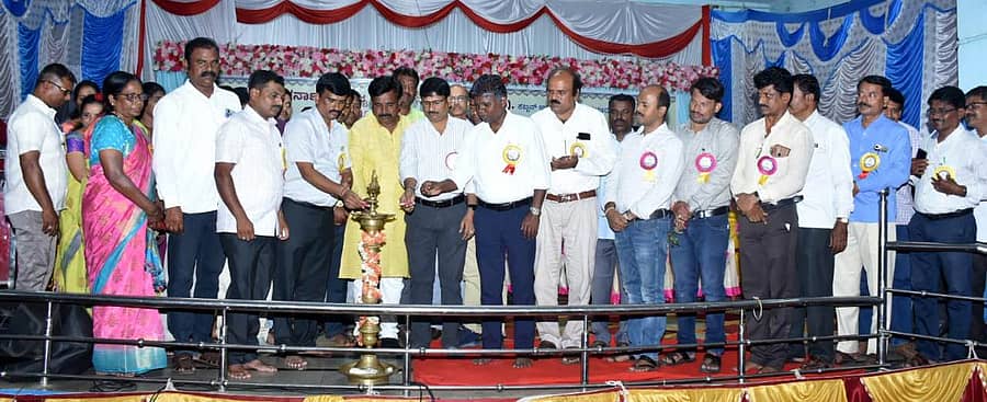 ಹಗರಿಬೊಮ್ಮನಹಳ್ಳಿಯ ಗುರುಭವನದಲ್ಲಿ ಶನಿವಾಋ ಹಮ್ಮಿಕೊಂಡಿದ್ದ ಸರ್ಕಾರಿ ನೌಕರರ ಸಂಘದ ಸಮಾರಂಭವನ್ನು ತಾಲ್ಲೂಕು ಪಂಚಾಯ್ತಿ ಕಾರ್ಯನಿರ್ವಾಹಕ ಅಧಿಕಾರಿ ಜಿ.ಪರಮೇಶ್ವರ್ ಉದ್ಘಾಟಿಸಿದರು